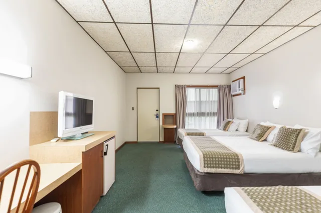 Family Suite, Executive, 1 Single and 2 Queen Beds، Presidential Motel 2/5