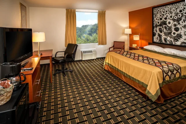 غرفة قياسية بسرير كينج، Super 8 Prestonsburg 2/3