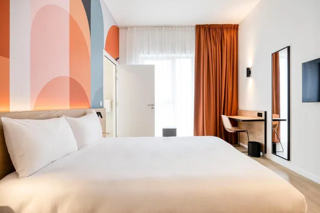 Superior, Double Bed, B&B HOTEL Luxembourg Centre Cloche d'Or 1/5