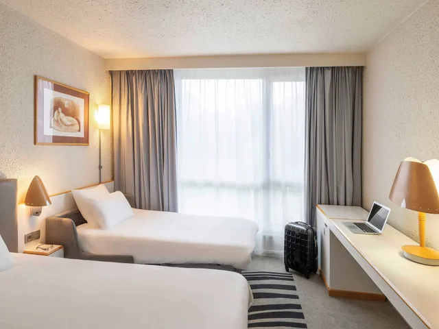 غرفة كلاسيكية بسرير مزدوج مع أريكة، NOVOTEL VALENCIENNES AERODROME 2/5
