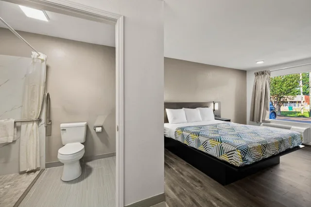 1 King Bed Mob Acc RI Shwr Nsmk Micfridge، Motel6 Mccomb Ms 15/16