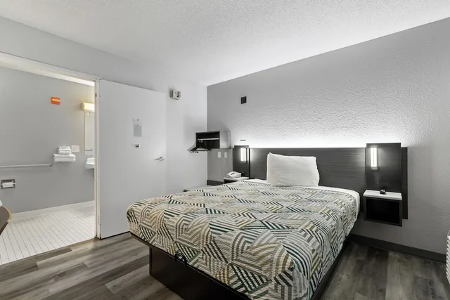 غرفة ديلوكس بسرير مزدوج لذوي الإعاقة، Motel6 San Diego, CA - North 3/5