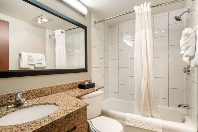 جناح بسرير كينج بمطبخ صغير، AmericInn by Wyndham Grand Rapids Airport North 4/5