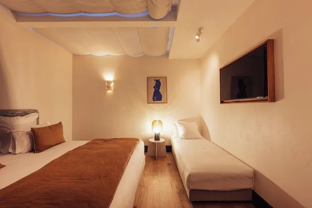 شقة بسرير كوين وسرير فردي بغرفة نوم واحدة مع أريكة بمطبخ، Hotel de La Gaite 1/4