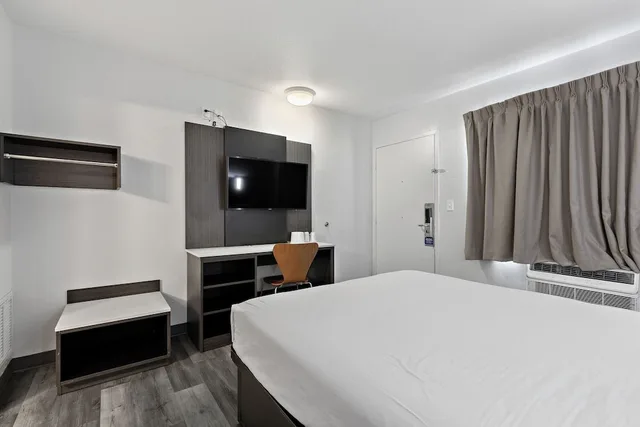 غرفة قياسية بسرير كوين، Motel6 Oceanside, CA 3/10