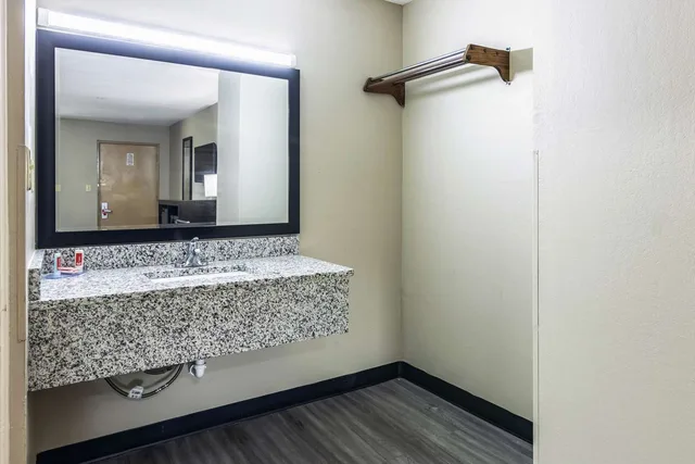غرفة بسريرين مزدوجين، Americas Best Value Inn Opelika 4/4