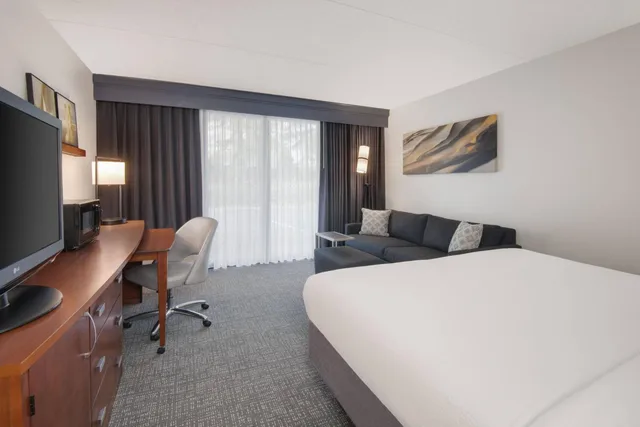 غرفة بسرير كينج مع أريكة لذوي الإعاقة، Courtyard By Marriott Augusta 1/10