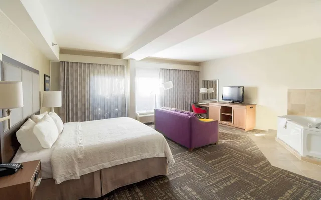 غرفة بسرير كينج بحوض جاكوزي، Hampton Inn Sevierville 3/10