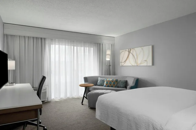 غرفة بسرير كينج، Courtyard by Marriott Charlotte Airport North 4/8