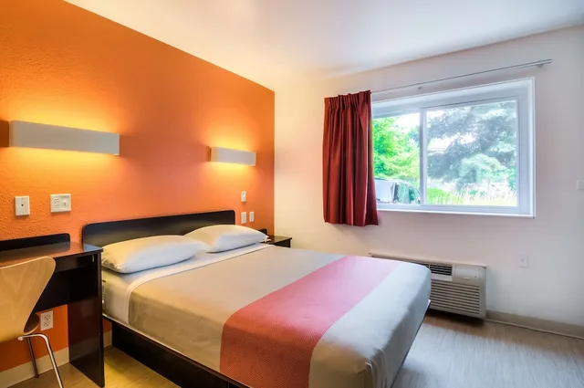 Deluxe, Queen Bed, Motel6 Arlington Heights, IL - Chicago North Central 3/7