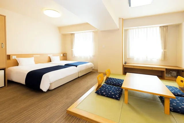 غرفة يابانية غربية بسريرين منفصلين وفرشتي فوتون، Hotel WBF Grande Asahikawa 1/3