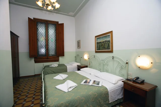 غرفة ثلاثية، Hotel Desiree 1/7