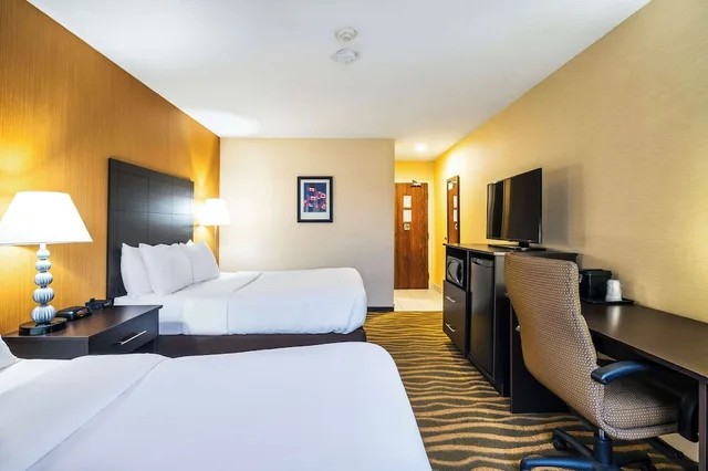 غرفة بسريرين مزدوجين في طابق مرتفع، Quality Inn Barrie, ON 3/10