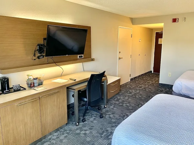 غرفة بسرير كينج، Courtyard By Marriott Harrisonburg 4/5
