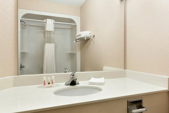 غرفة بسرير كينج وسريرين كوين، Days Inn & Suites by Wyndham Winkler 9/10