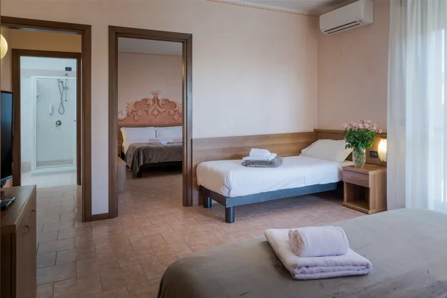 جناح جونيور، Hotel Gardenia 6/10