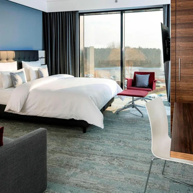 غرفة بزنس بسرير مزدوج مع أريكة، Airport Plaza Hotel Hamburg 3/8