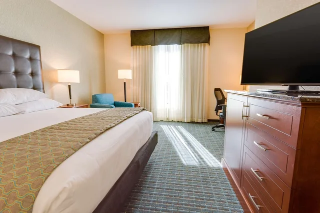 غرفة بسرير كينج لذوي الإعاقة، Drury In and Suites Gainesville 1/2