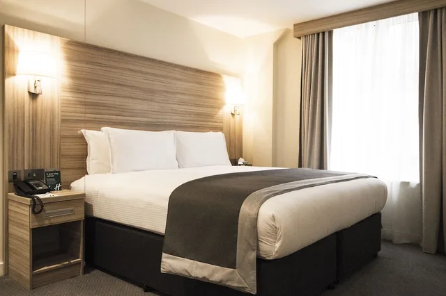 Standard, King Bed, Accessible, Holiday Inn London - Kensington High St. by IHG 2/4