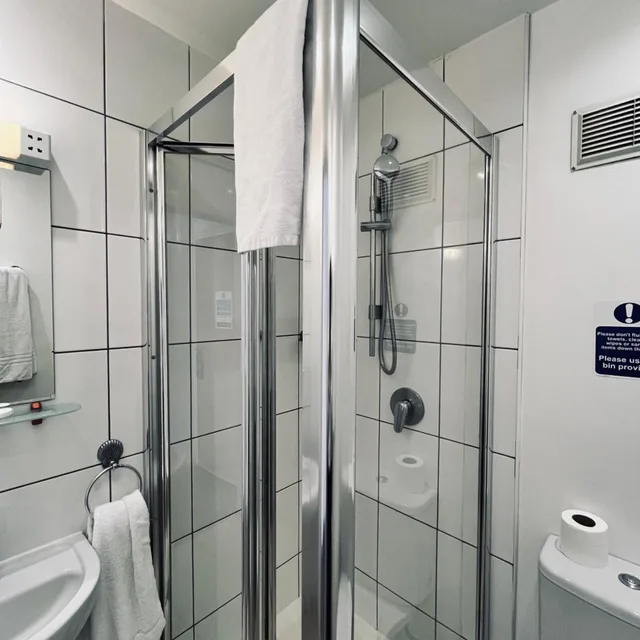 غرفة ثلاثية، Arriva Hotel 8/8