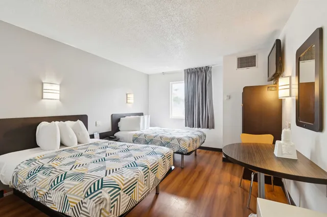 2 Full Beds - Non-Smoking, Micfridge، Motel6 Milan, OH - Sandusky 1/3