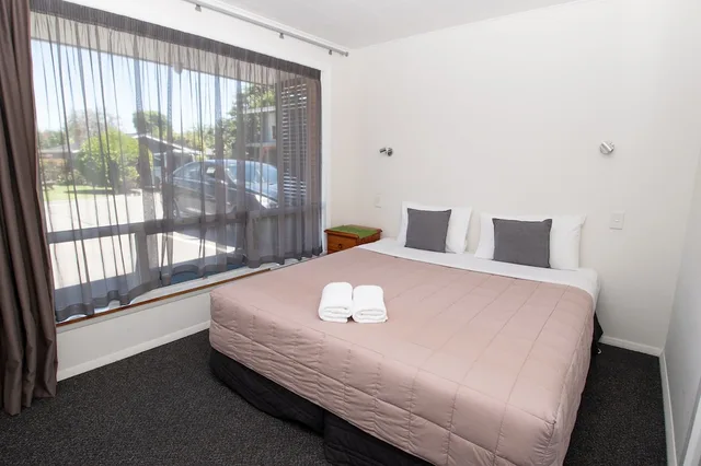 غرفة بسرير كينج وسريرين منفصلين بغرفتي نوم، Middle Park Motel 1/6