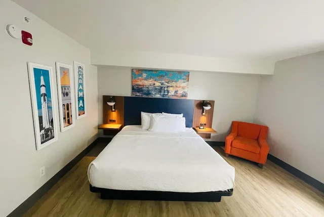 Room, King Bed, Accessible, La Quinta Inn & Suites by Wyndham Birmingham Homewood 2/10