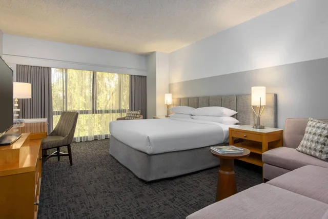 غرفة بسرير كينج بحوض استحمام لذوي الإعاقة، Renaissance Palm Springs 4/10