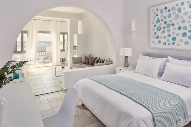 غرفة جونيور بسرير كوين بإطلالة على البحر بغرفة نوم واحدة مع أريكة، Aqua Blue Hotel 2/5