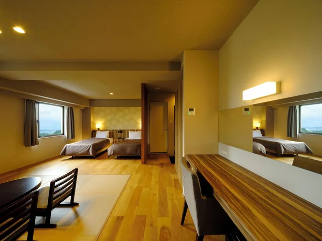غرفة يابانية غربية بسريرين منفصلين وفرشتي فوتون في المبنى الرئيسي، Inasayama Kanko Hotel 1/3