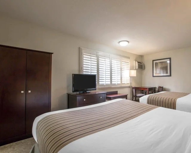 غرفة قياسية بسريرين كوين، Rodeway Inn Convention Center 3/4