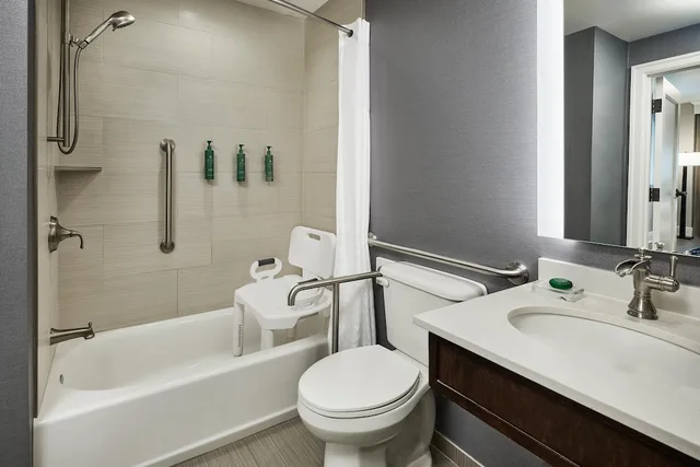 جناح بسرير كينج بغرفتي نوم لذوي الإعاقة، Hotel Alex Johnson Rapid City Curio Collection By Hilton 9/10