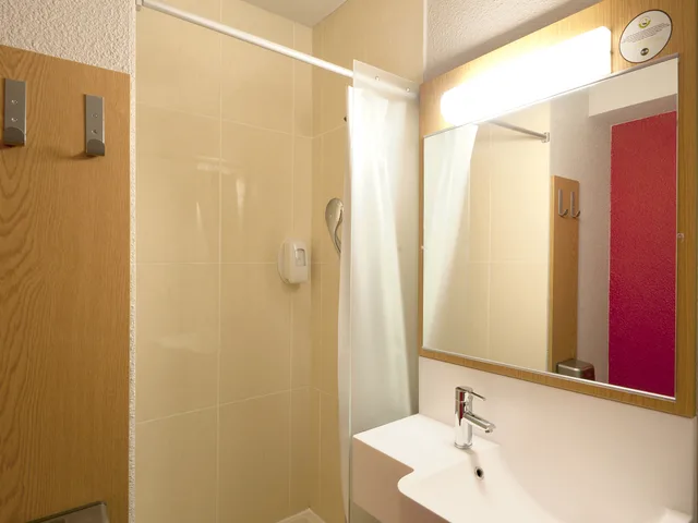 غرفة قياسية بسرير مزدوج، B&B Hotel Grenoble Centre Alpexpo 6/6