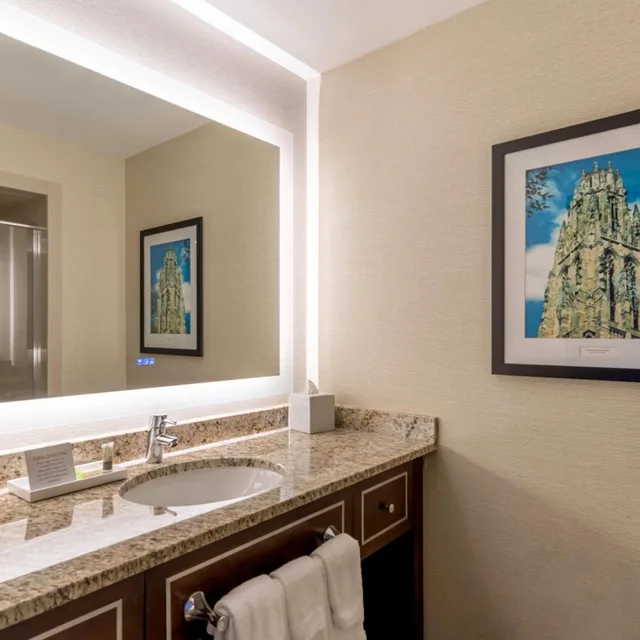 غرفة بسرير كينج مع أريكة، New Haven Hotel 9/9
