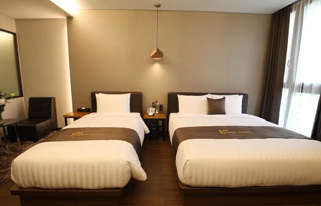غرفة تنفيذية بسرير مزدوج وسرير فردي، REST HOTEL 1/4