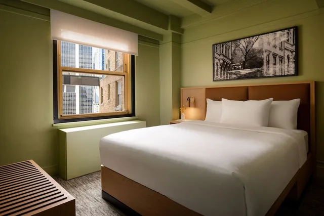 غرفة قياسية بسرير كوين، THE ROW NYC HOTEL 2/10