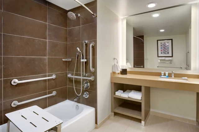 جناح بسريرين كوين مع أريكة بحوض استحمام، Hyatt House Portland/Downtown 2/2