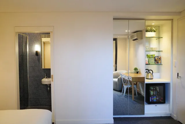 غرفة ديلوكس بسرير كوين بشرفة، Crown Hotel Surry Hills 4/4