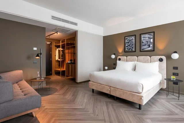 جناح جونيور، Hotel Tocq 3/5