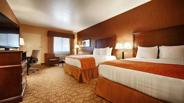 غرفة قياسية بسريرين كوين، Best Western San Dimas Hotel & Suites 1/2