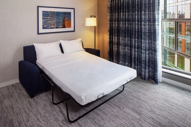 غرفة قياسية بسرير كينج مع أريكة لذوي الإعاقة، Hampton Inn Boston Seaport District 1/3