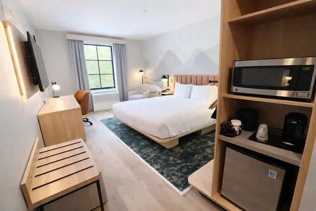 Room, King Bed, Accessible, La Quinta Inn and Suites by Wyndham Leavenworth 5/8