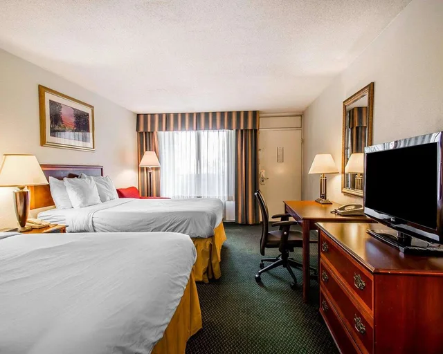 غرفة بسريرين مزدوجين، Clarion Inn & Suites Dothan South 3/3