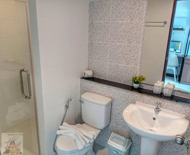 غرفة بسرير كينج بشرفة، Louis' Runway View Hotel - SHA Extra Plus 8/8