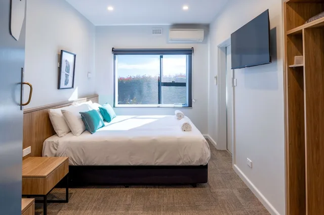 غرفة كومفورت بسرير كوين، Claremont Hotel Motel 1/3