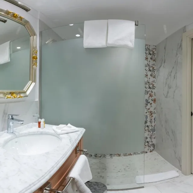 غرفة ديلوكس بسرير مزدوج بإطلالة على البحر بشرفة، Hotel Kvarner Palace 3/6