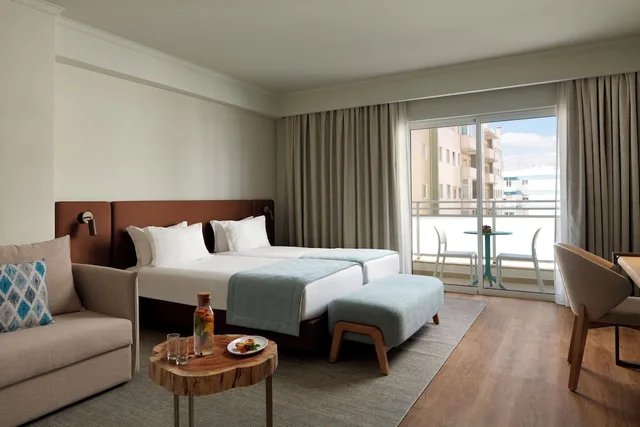 غرفة سوبيريور بسرير مزدوج وسريرين منفصلين بإطلالة جزئية على البحر، Dom Jose Beach Hotel 2/5