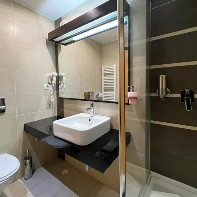 غرفة بسريرين منفصلين بشرفة، Hotel Ave Lux 5/10
