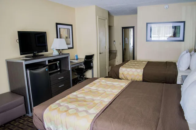 Hai, 2 Queen Beds, Best Western Coachlight 3/3