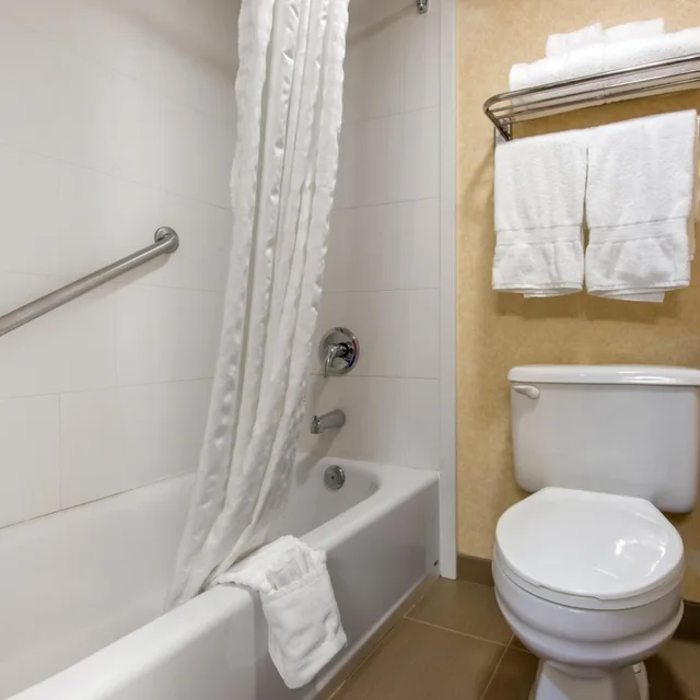 جناح بسرير كينج مع أريكة، Quality Inn & Suites Mansfield 5/5